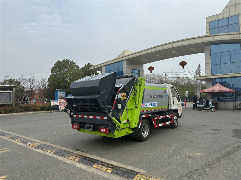 湖北程力福田藍牌5.8方壓縮垃圾車
